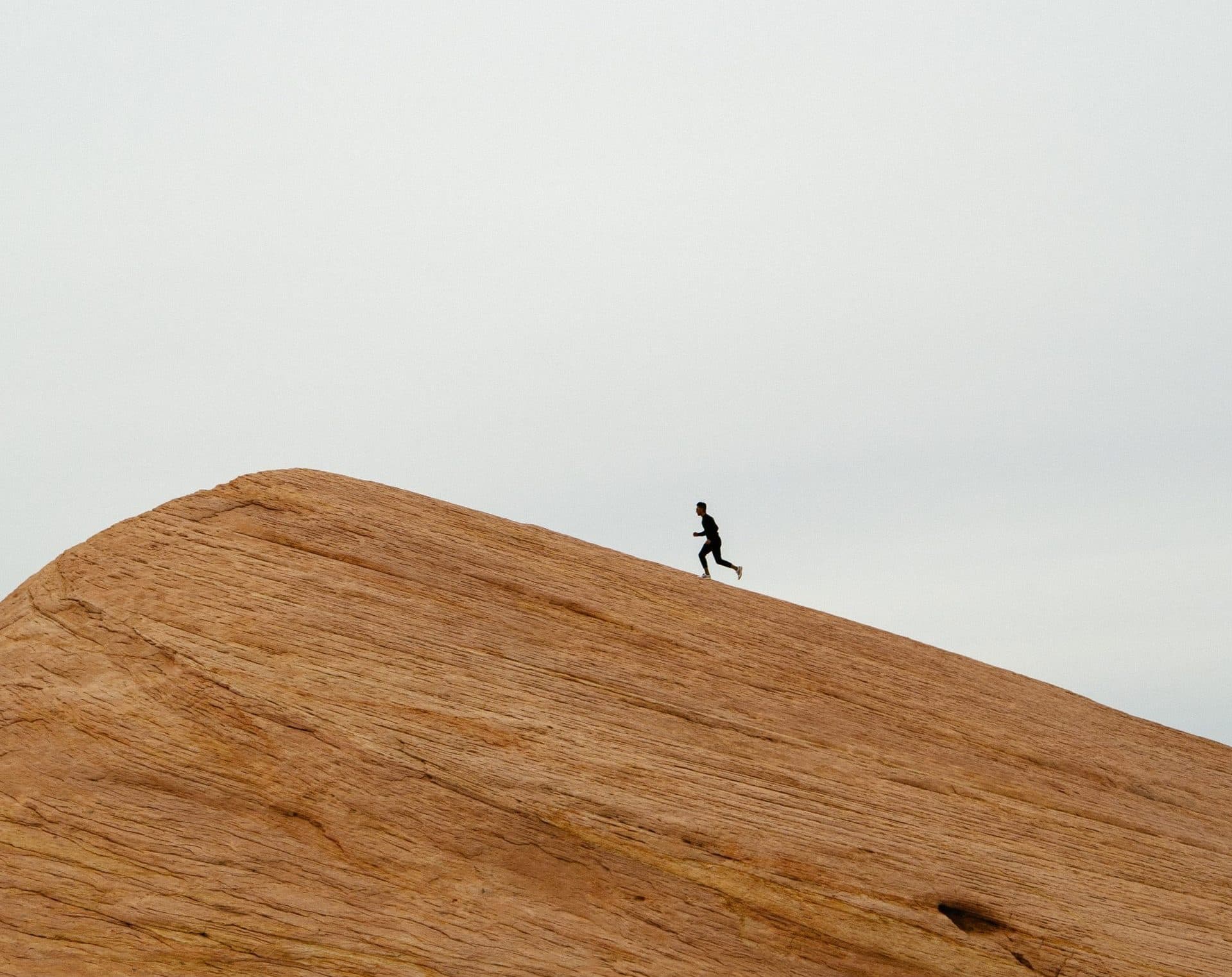 minimalist-runner-on-sandstone-slope